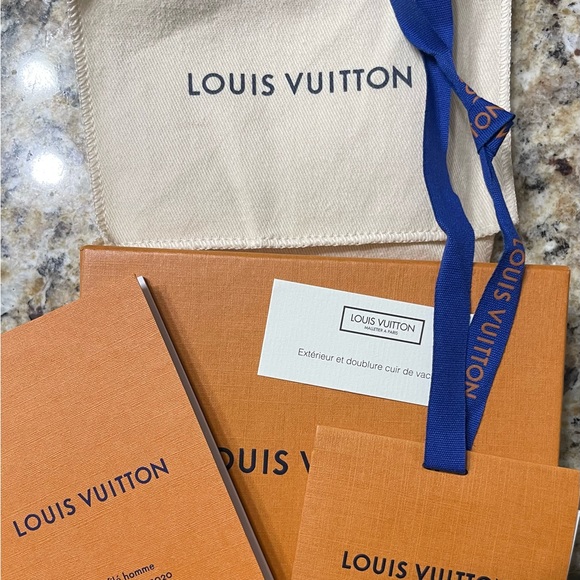 Brand new. Used once. Don’t like black so put in original box and into safe. - Picture 3 of 5